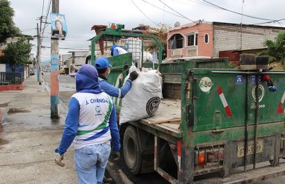 El Municipio de Guayaquil recoge 12 toneladas de desechos en puntos críticos.