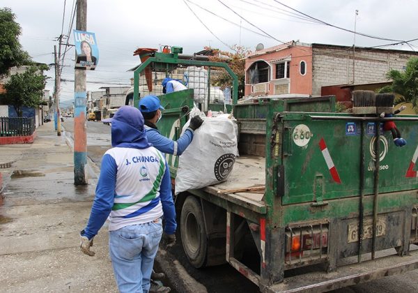 El Municipio de Guayaquil recoge 12 toneladas de desechos en puntos críticos.