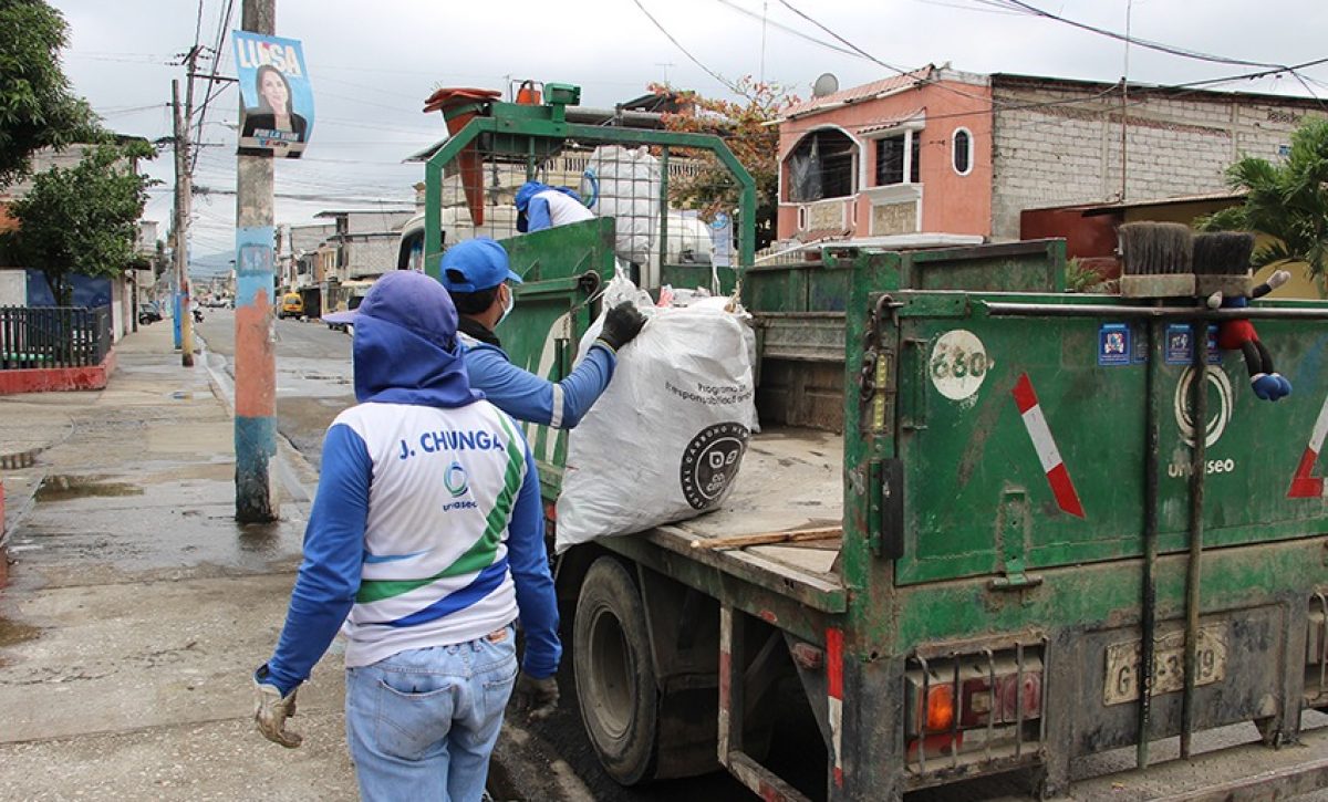 El Municipio de Guayaquil recoge 12 toneladas de desechos en puntos críticos.