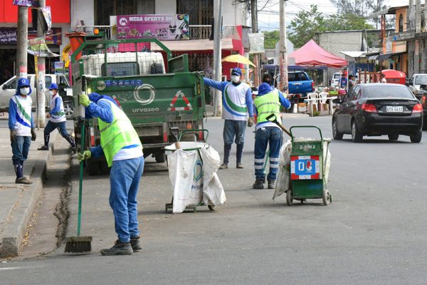 Los ciudadanos deben respetar los horarios de recolección y evitar arrojar basura en la vía pública.