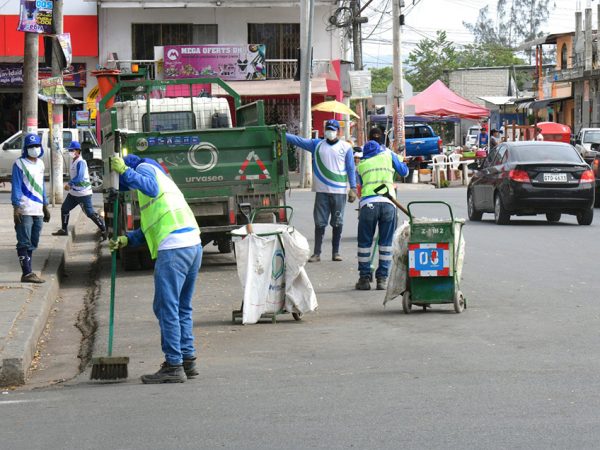 Los ciudadanos deben respetar los horarios de recolección y evitar arrojar basura en la vía pública.