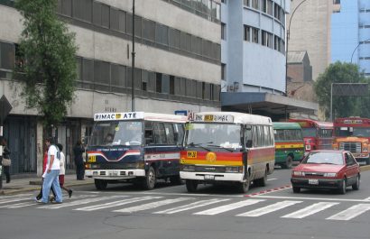 Transporte urbano en Lima. AgainErick, CC BY-SA 3.0 , via Wikimedia Commons
