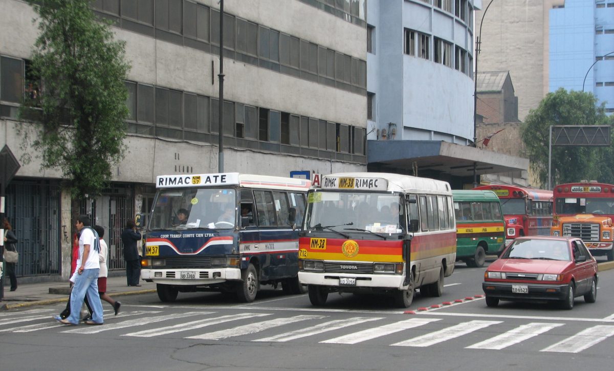 Transporte urbano en Lima. AgainErick, CC BY-SA 3.0 , via Wikimedia Commons
