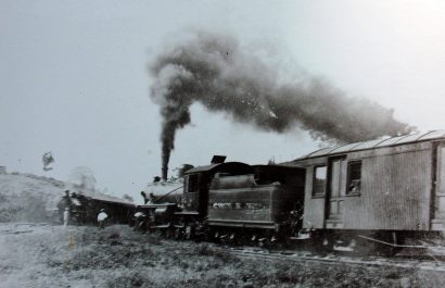 Hacer un viaje en tren desde Santa Ana a Manta tomaba siete horas. Había una parada obligatoria en el cerro de Hojas donde los pasajeros se bajaban a comer.