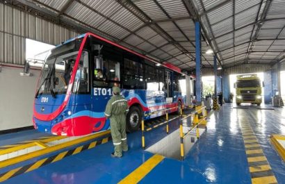 Una unidad de trole bus de Quito en revisión técnica vehicular