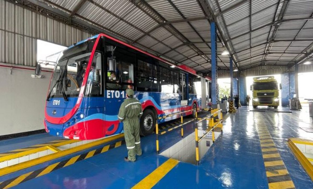 Una unidad de trole bus de Quito en revisión técnica vehicular