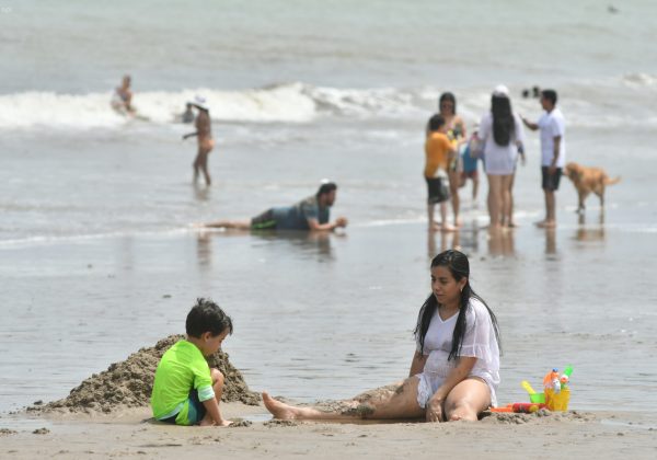 turismo turistas en playa de Manta