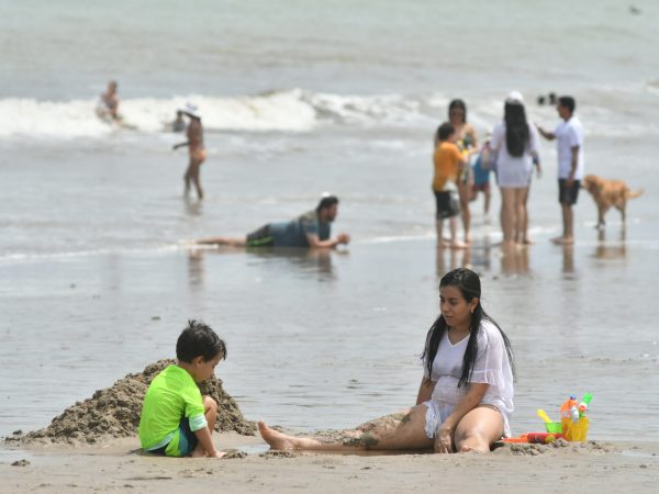 turismo turistas en playa de Manta