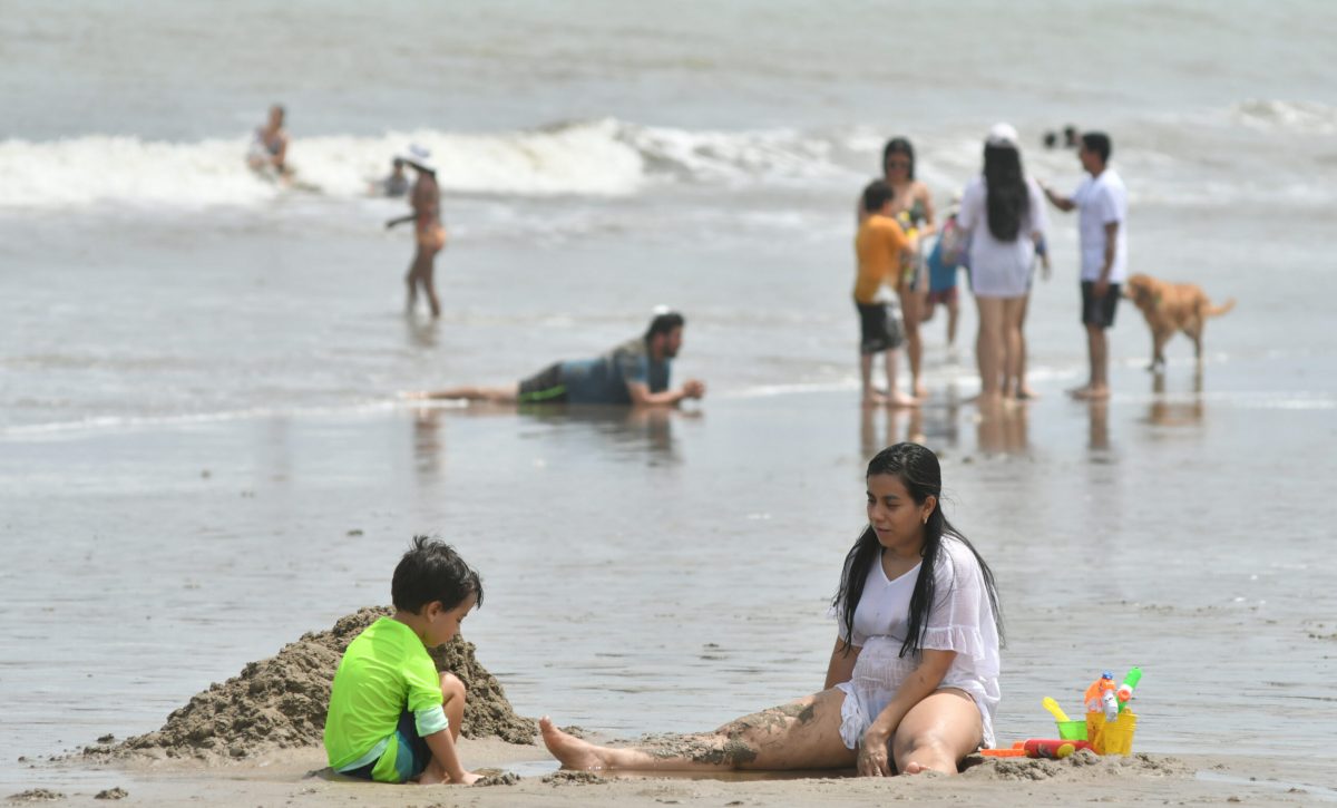 turismo turistas en playa de Manta