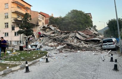 Turquía: Balikesir sufre terremoto de magnitud 6,1; continúan labores de rescate