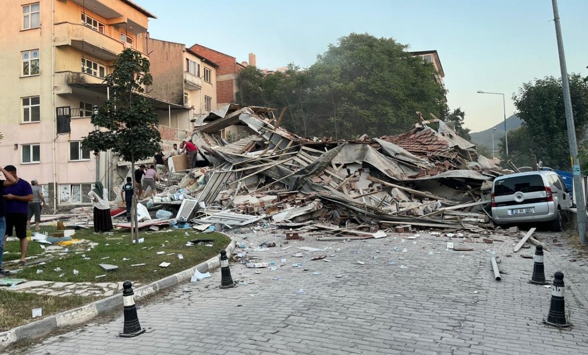 Turquía: Balikesir sufre terremoto de magnitud 6,1; continúan labores de rescate