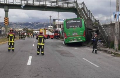 Un bus de transporte interparroquial se estrelló contra las gradas de concreto de un puente peatonal en el norte de Quito.