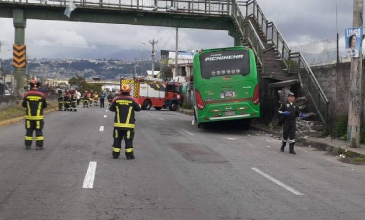 Un bus de transporte interparroquial se estrelló contra las gradas de concreto de un puente peatonal en el norte de Quito.