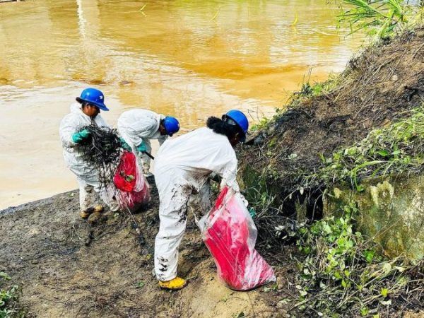 Un equipo de coordinación de desastres de la ONU llega a Ecuador tras la rotura de oleoducto