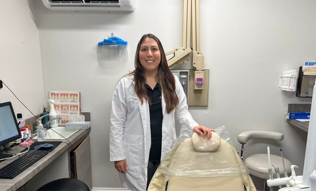 Una migrante ecuatoriana dirige su propio consultorio dental en Estados Unidos, mientras asume múltiples roles para sacarlo adelante. (Kike Perdono)