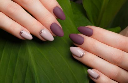 Uñas esmaltadas de forma continua: riesgos dermatológicos y recomendaciones médicas