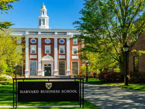 Harvard se enfrenta a Trump: demanda por expulsión de estudiantes extranjeros