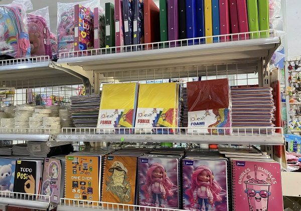 Alta demanda de útiles escolares en Ecuador a pocos días del inicio de clases