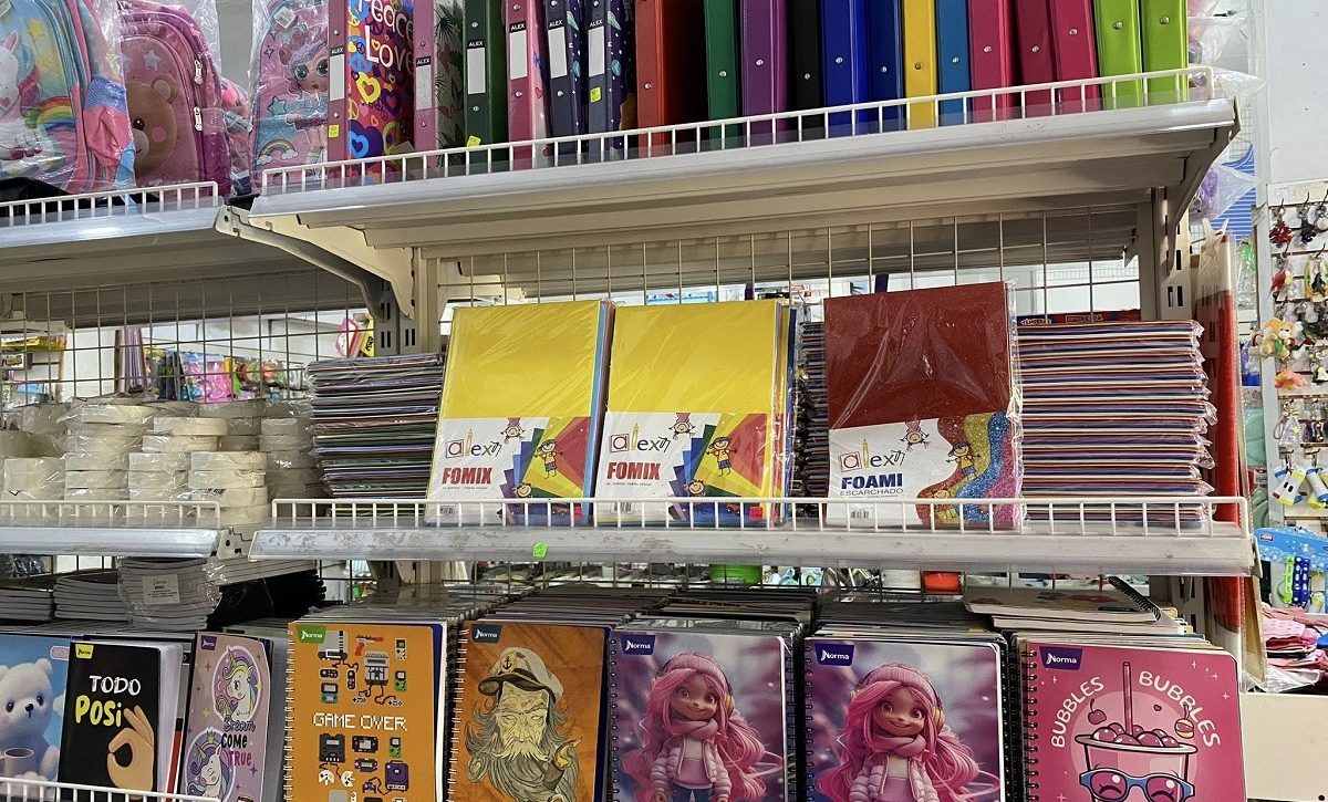 Alta demanda de útiles escolares en Ecuador a pocos días del inicio de clases