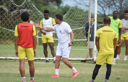 Patricio Urrutia dirigiendo un entrenamiento de Delfín SC.