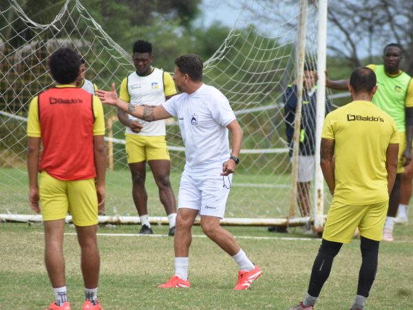 Patricio Urrutia dirigiendo un entrenamiento de Delfín SC.