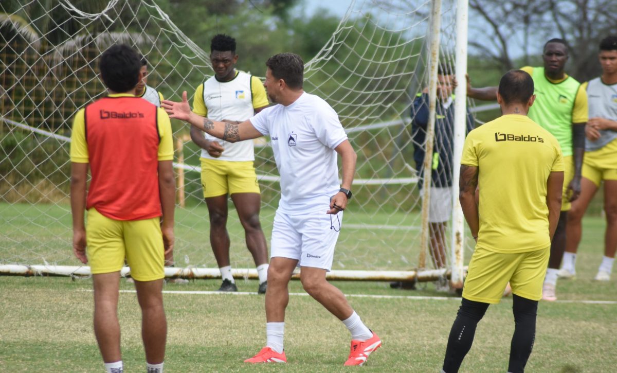 Patricio Urrutia dirigiendo un entrenamiento de Delfín SC.