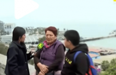 El país en alerta y ella va al mar: abuela causa furor por llevar a su nieto a la playa