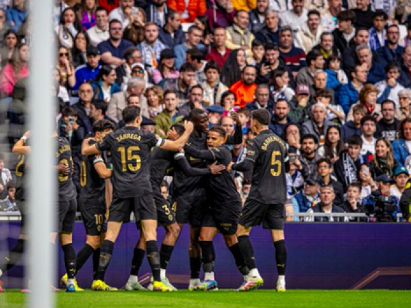 El Valencia se impuso 1-2 al Real Madrid y suma puntos clave contra el descenso