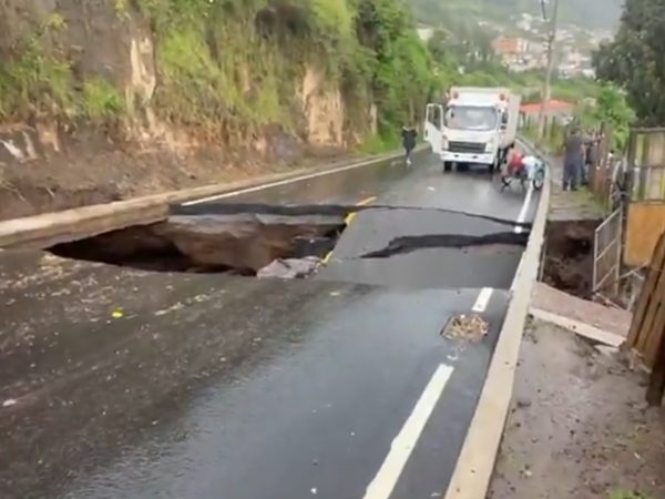 Vía de Quito dañada