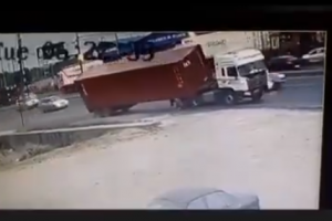 El contenedor cayó sobre la mujer que esperaba bus en la vía Perimetral