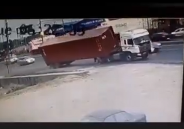 El contenedor cayó sobre la mujer que esperaba bus en la vía Perimetral