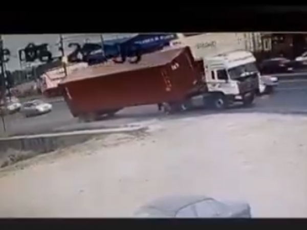 El contenedor cayó sobre la mujer que esperaba bus en la vía Perimetral