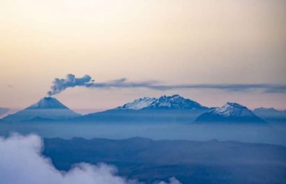 El Sangay y su infaltable fumarola, el Altar y el Tungurahua, tres volcanes de los Andes del Ecuador