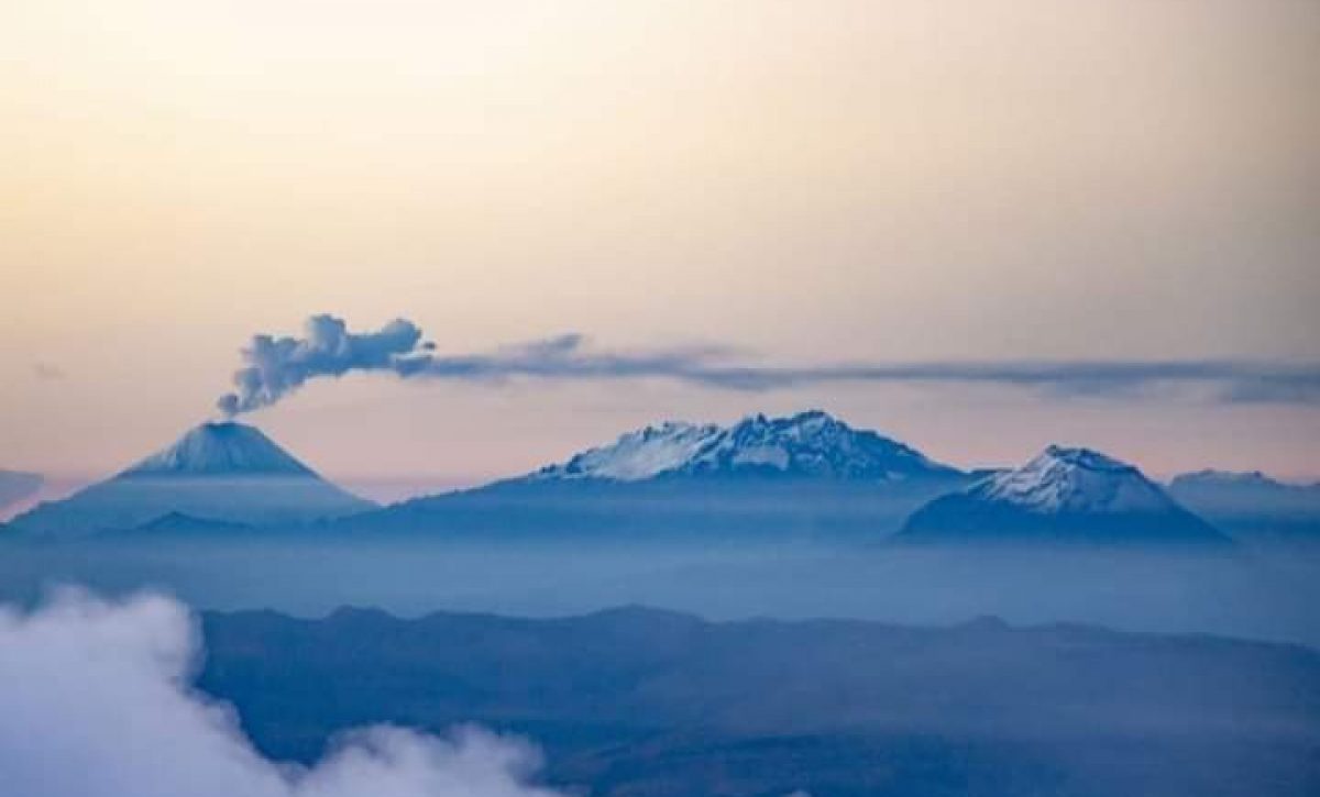 El Sangay y su infaltable fumarola, el Altar y el Tungurahua, tres volcanes de los Andes del Ecuador