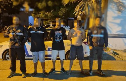 Los tres individuos detenidos y acusados de extorsionar locales comerciales.