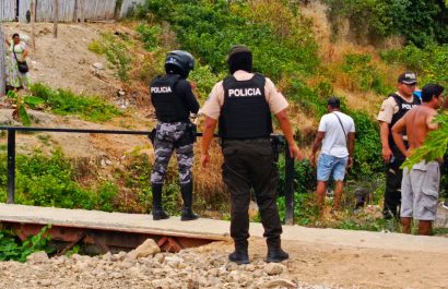 Sicarios siguieron a un hombre hasta asesinarlo. La víctima cayó a una quebrada.