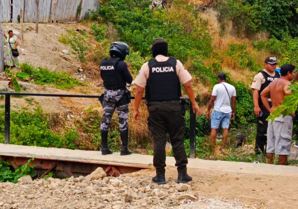 Sicarios siguieron a un hombre hasta asesinarlo. La víctima cayó a una quebrada.