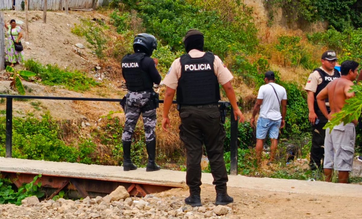 Sicarios siguieron a un hombre hasta asesinarlo. La víctima cayó a una quebrada.