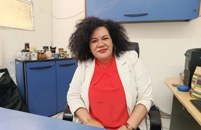 Paola Castillo es madre de cuatro hijos, apasionada por su carrera y comprometida con la comunidad.