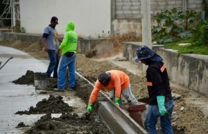 Con la construcción de aceras se complementa la obra vial en Azteca.