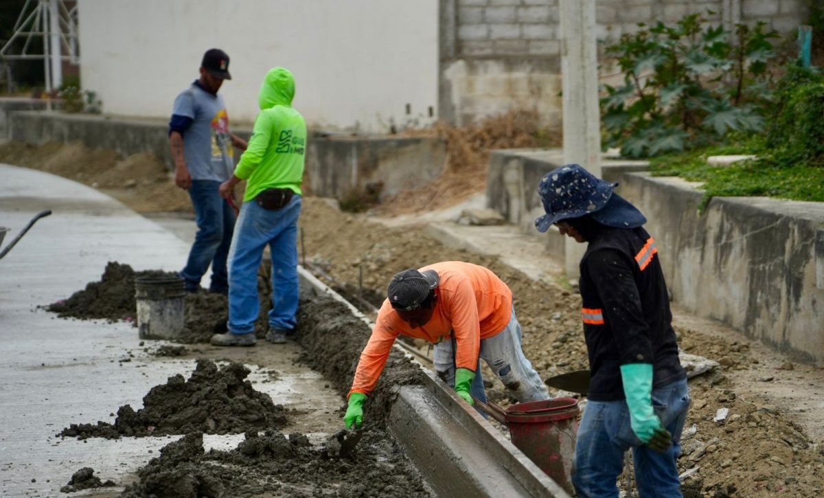 Con la construcción de aceras se complementa la obra vial en Azteca.
