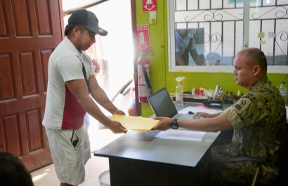Nuevos pescadores obtuvieron su matrícula oficial, listos para trabajar en el mar.