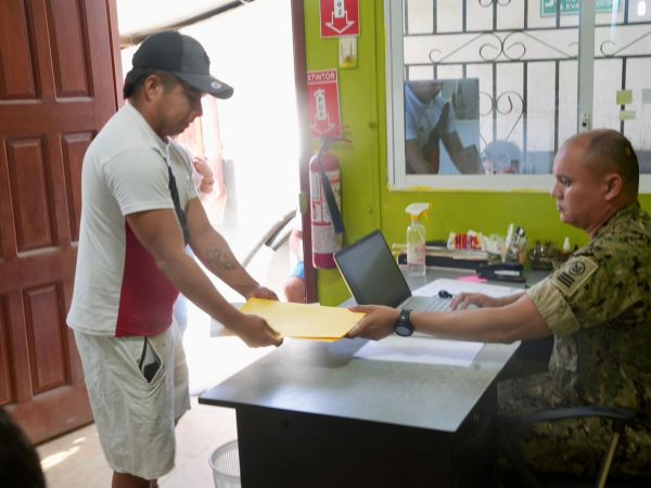 Nuevos pescadores obtuvieron su matrícula oficial, listos para trabajar en el mar.