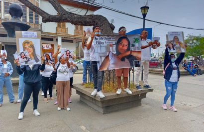 Familiares de Keila Pilay hicieron un plantón en los bajos del Palacio de Justicia de Manta.