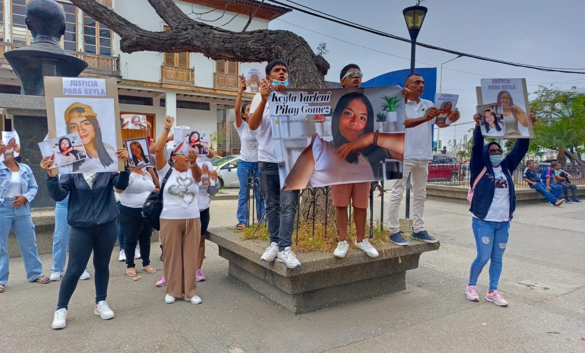 Familiares de Keila Pilay hicieron un plantón en los bajos del Palacio de Justicia de Manta.