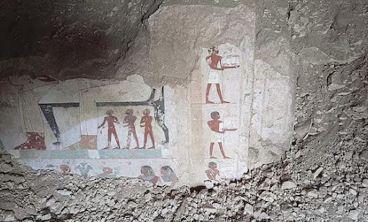 Arqueólogos egipcios desentierran tumbas milenarias cerca del Valle de los Reyes.