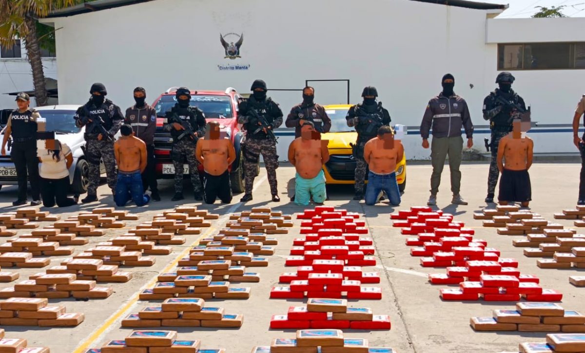 Los detenidos con el cargamento de cocaína fueron puestos en manos de las autoridades.