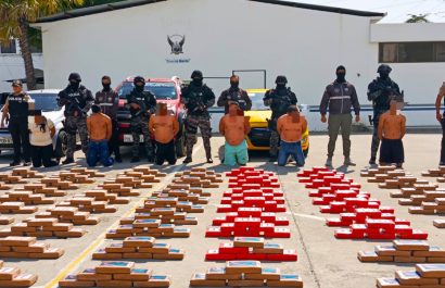 Los detenidos con el cargamento de cocaína fueron puestos en manos de las autoridades.