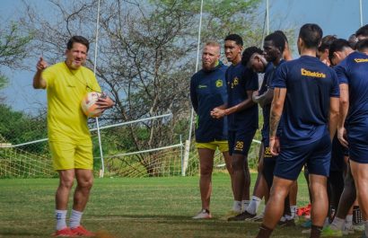 El entrenador, Patricio Urrutia está dirigiendo un entrenamiento de Delfín SC.