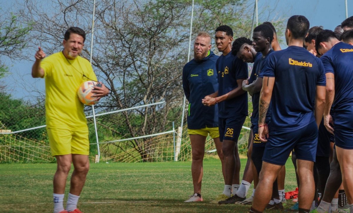 El entrenador, Patricio Urrutia está dirigiendo un entrenamiento de Delfín SC.